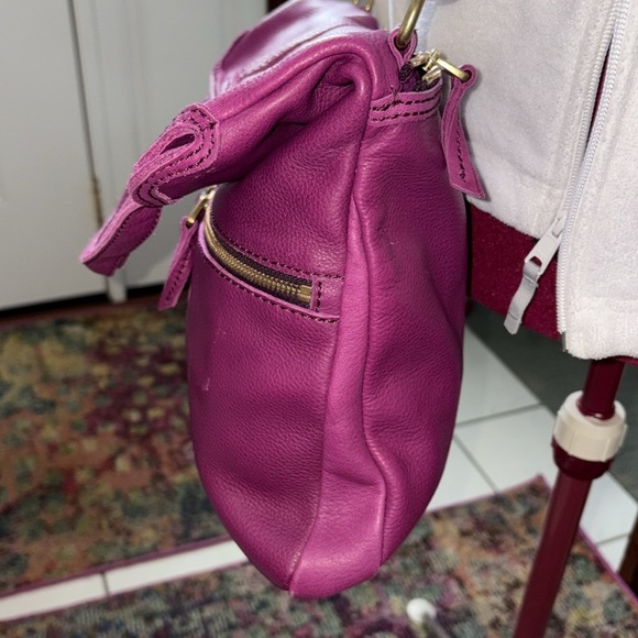 Fossil  Shoulder/ Crossbody bag Gen leather   Gorgeous raspberry  fold over flap - Picture 6 of 17